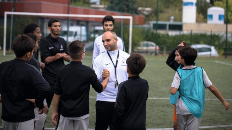 Saïd Mehamha avec des jeunes de son académie de football, à Lyon © DR