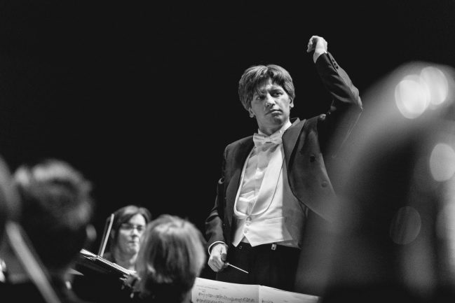 Daniele Rustioni dirigeant l’orchestre de l’Opéra de Lyon © Blandine Soulage