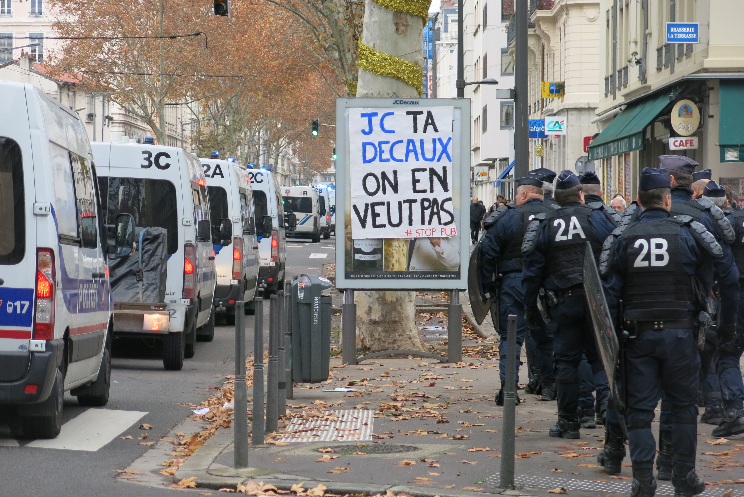 A Lyon 7000 Personnes Pour Denoncer L Urgence Climatique Et Sociale