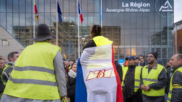 Manifestation de Gilets jaunes devant l’hôtel de région, à Lyon, le 7 décembre © Tim Douet