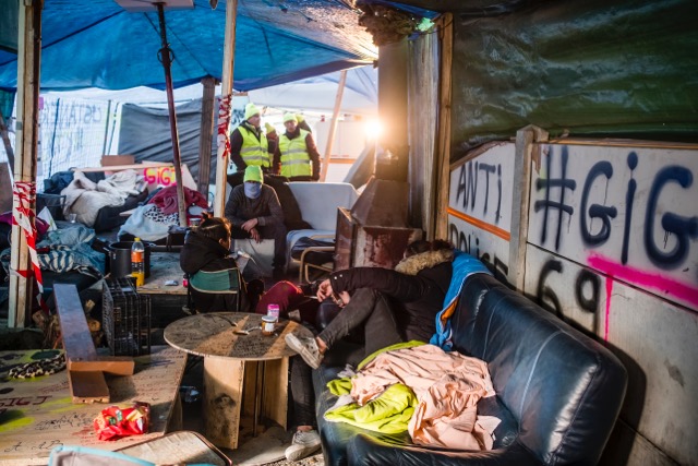 Campement de Gilets jaunes sur un rond-point de Feyzin (Rhône) le 17 décembre 2018 © Tim Douet