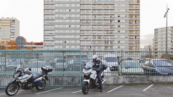 Immeuble Rilleux police parking motard logement social hlm