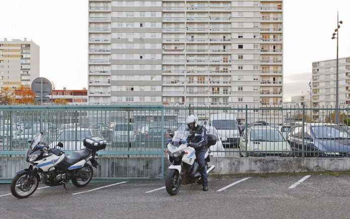 Immeuble Rilleux police parking motard logement social hlm