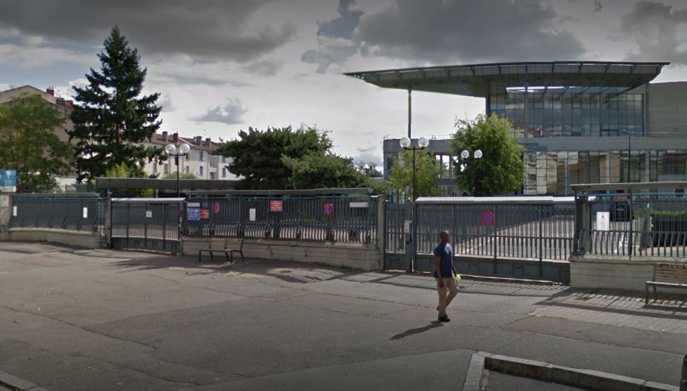 Lyon le lycée de la Martinière bloqué, des barricades enflammées Lyon Capitale