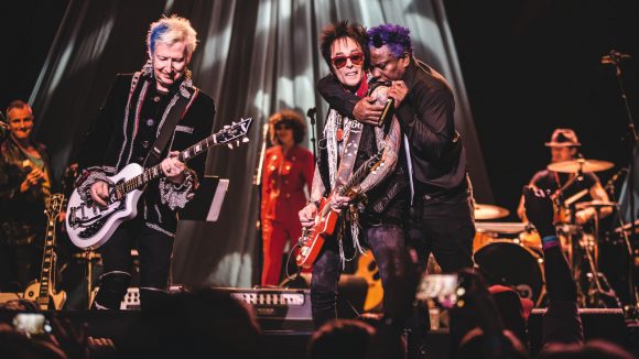 Au centre, Earl Slick, guitariste de Bowie © Steve Rose