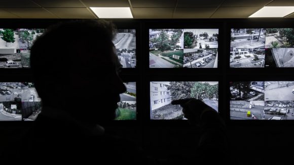 Poste central de vidéosurveillance policière dans la banlieue de Lyon © Tim Douet