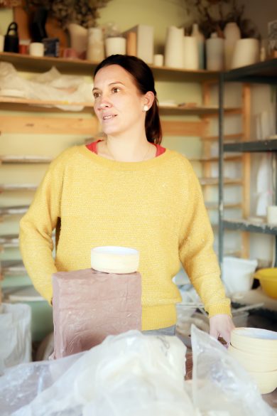 Hortense Montarnal dans son atelier de Rochetaillée-sur-Saône © TIm Douet