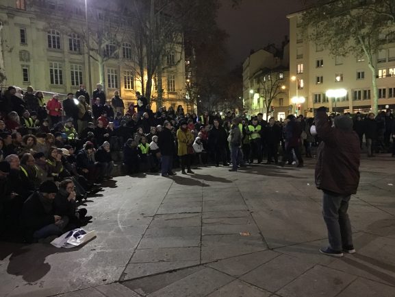 Assemblée générale des Gilets jaunes de Lyon, lundi 7 janvier, devant la Bourse du travail © Lyon Capitale