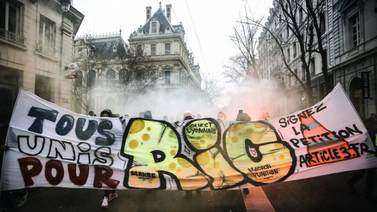 Banderole réclamant l’instauration d’un référendum d’initiative citoyenne (RIC) lors d’une manifestation des Gilets jaunes à Lyon, en janvier 2019 © Antoine Merlet