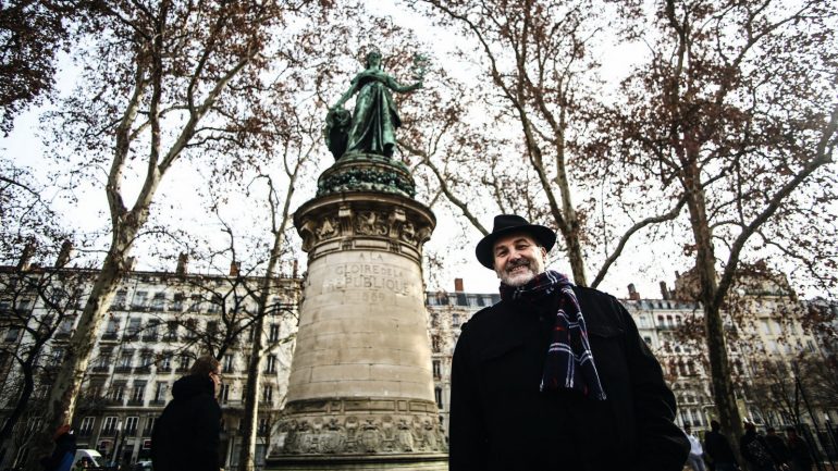 Le politologue lyonnais Paul Ariès devant la statue de la République, place Carnot, le 19 janvier 2019 © Antoine Merlet