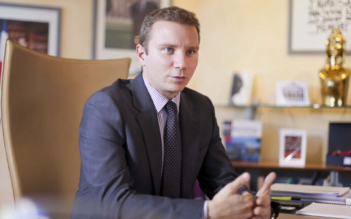 Alexandre Vincendet, dans son bureau à la mairie de Rillieux-la-Pape, en 2015 © Tim Douet