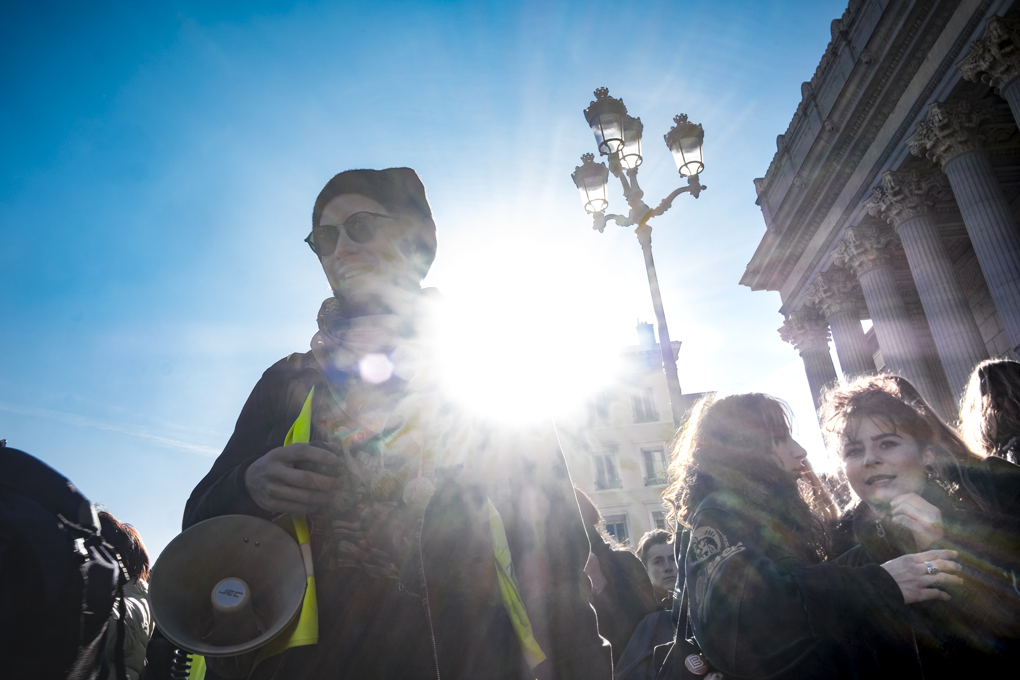 Lyon Les Gilets Jaunes Dansent Devant Les Crs Rue De La