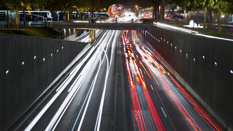 Circulation à Lyon la nuit © Tim Douet