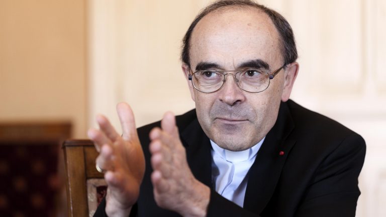 Le cardinal Philippe Barbarin, dans son bureau du diocèse, en mai 2015 © Tim Douet