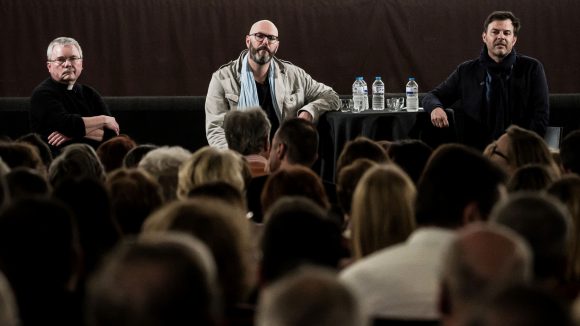 Le père Yves Baumgarten, François Devaux de l’association La Parole Libérée et le réalisateur Francois Ozon, après la projection de “Grâce à Dieu”, le 6 avril 2019, au cinéma Bellecombe (Lyon 6e) © Jeff Pachoud / AFP