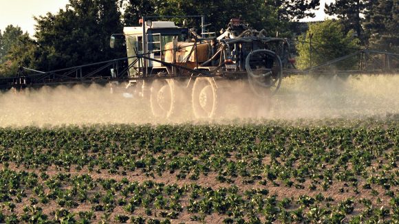 Epandange de pesticides dans le nord de la France en 2012 © Philippe Huguen / AFP