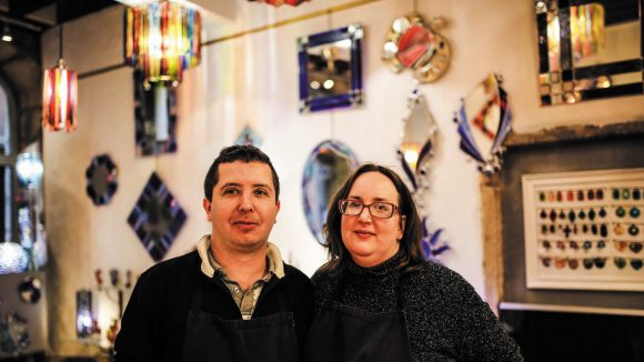 Julien et Stéphanie Pitrat, verriers, dans leur atelier-boutique du Vieux-Lyon © Antoine Merlet