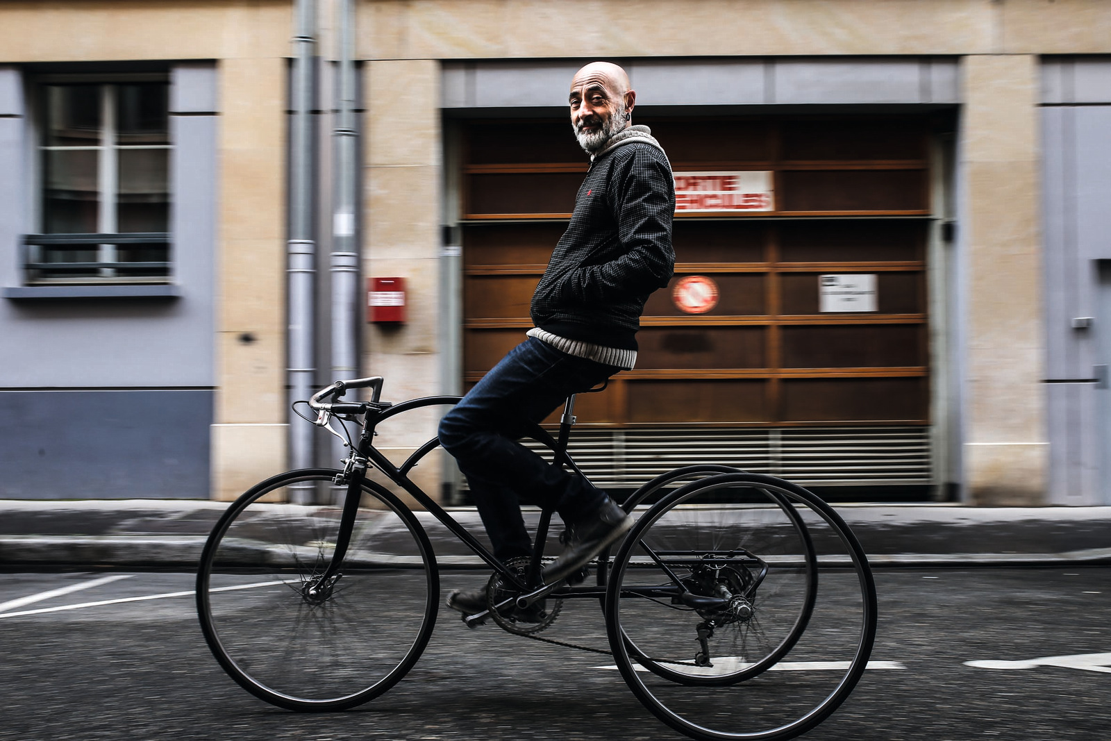 Laurent Jacoud sur l’un de ses engins, dans les rues de la Croix-Rousse © Antoine Merlet