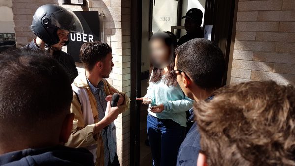 Manifestation des coursiers devant Uber.