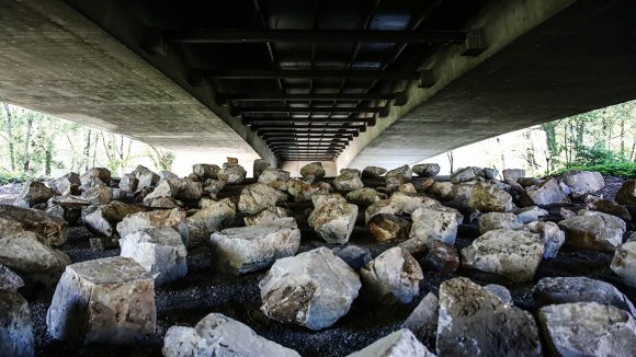 Dispositif anti-installation de campement – Lyon, 2019 © Antoine Merlet