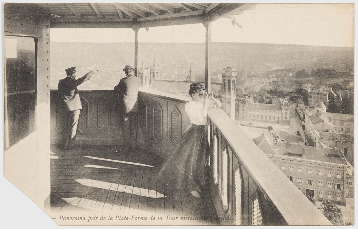 Carte postale de la plateforme panoramique de la tour métallique de Fourvière, alors ouverte au public © Archives municipales (4FI_02504)