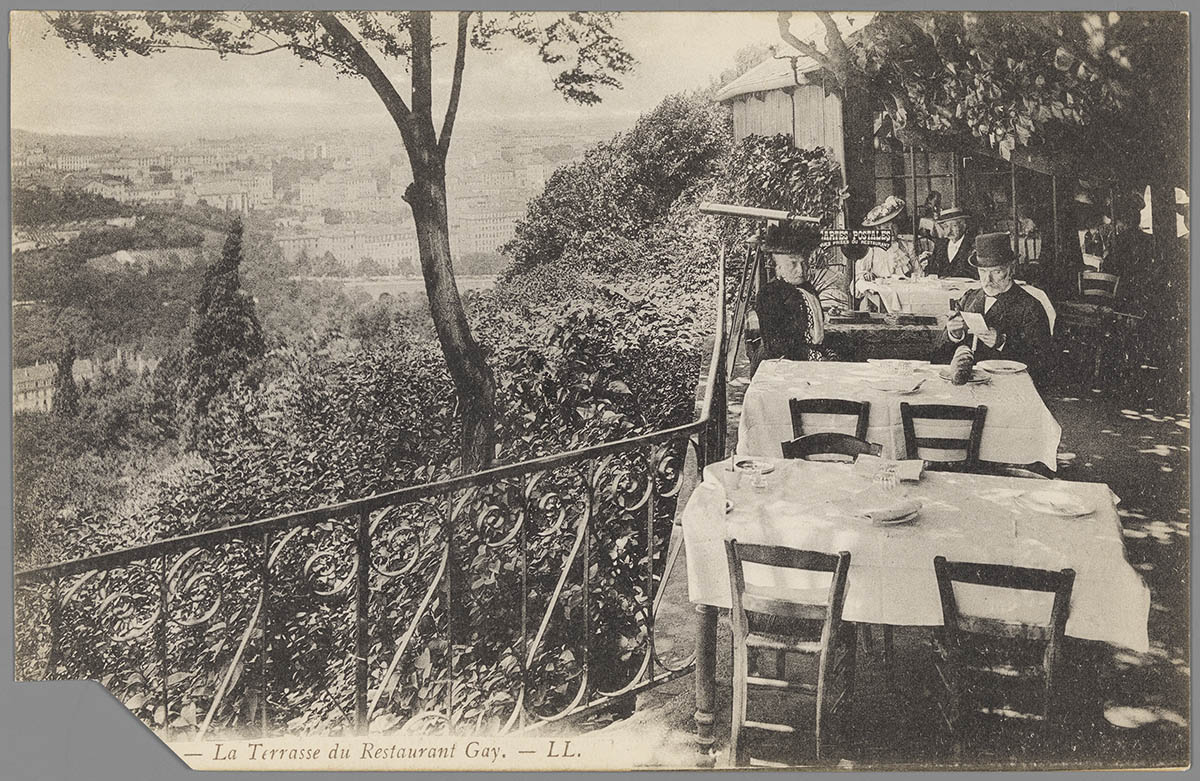 Carte postale de la terrasse du restaurant Gay, au premier étage de la tour métallique de Fourvière © Archives municipales (4FI_02520)