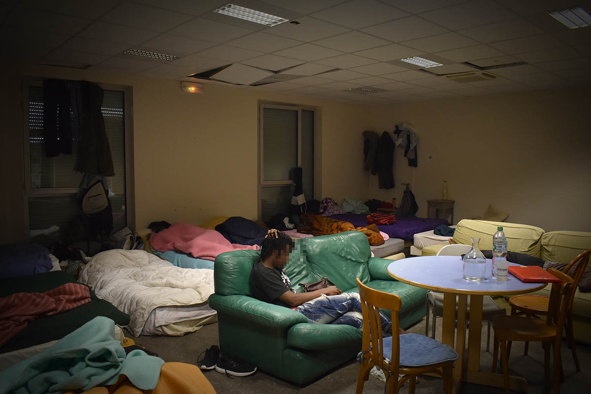 L’une des chambres aménagées dans l’ancien collège Maurice-Scève © Simon Alves