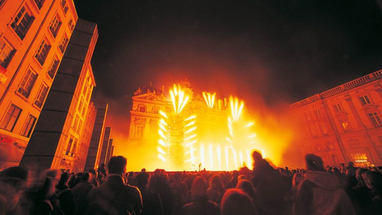 Spectacle du Groupe F place des Terreaux – Fête des lumières 2005 © Ville de Lyon