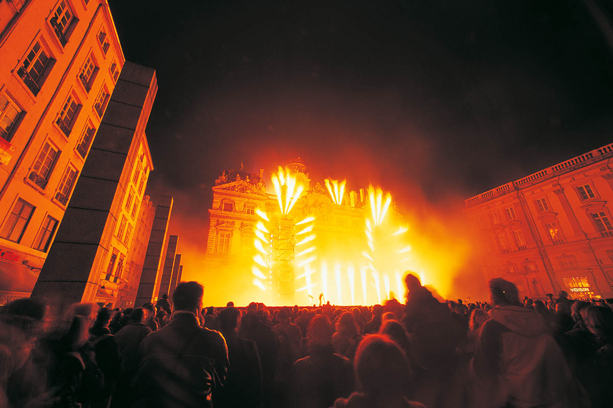 Spectacle du Groupe F place des Terreaux – Fête des lumières 2005 © Ville de Lyon