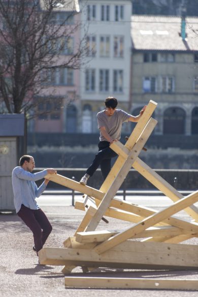 Raphaël Billet et Astrid Mayer, du groupe Nuits, en pleine danse de construction – Brut, 2019 © Romain Etienne / Item