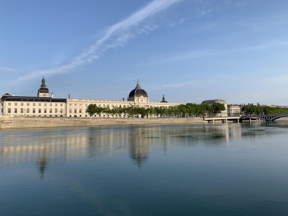 Lyon – Le Rhône et la façade du Grand Hôtel-Dieu © Florent Deligia