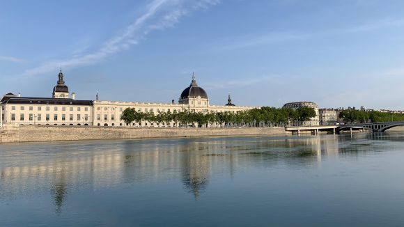 Lyon – Le Rhône et la façade du Grand Hôtel-Dieu © Florent Deligia