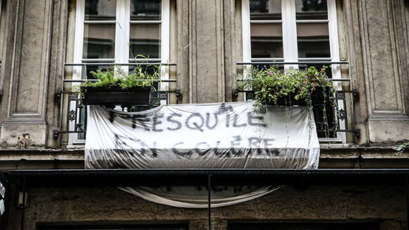 Banderole du collectif “Presqu’île en colère” sur des balcons – Lyon, octobre 2019 © Antoine Merlet