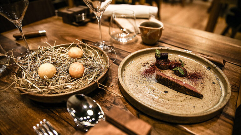 Table dressée au restaurant “Rustique” – Lyon © Antoine Merlet