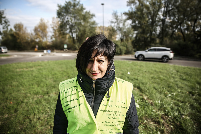 Pascale, gilet jaune à la barrière de péage de Teo © Antoine Merlet