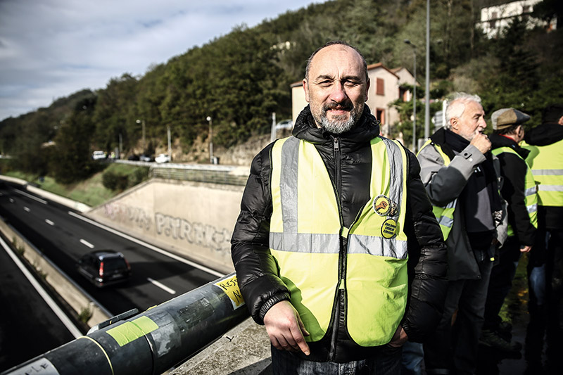 Fabrice, gilet jaune sur le rond-point de Givors © Antoine Merlet