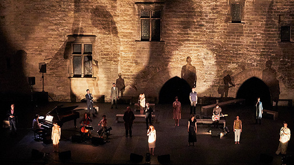 Ici-bas – Ici dans la cour d’honneur du palais des Papes, à Avignon © Christophe Raynaud de Lage