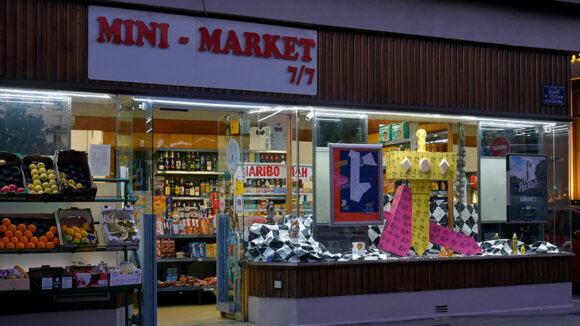 Vitrine du Mini-Market, cours de Verdun © Lucas Zambon