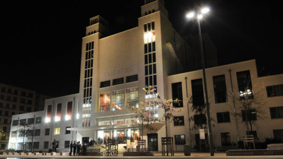 Le Théâtre national populaire, à Villeurbanne – La façade, en face de l’hôtel de ville © DR