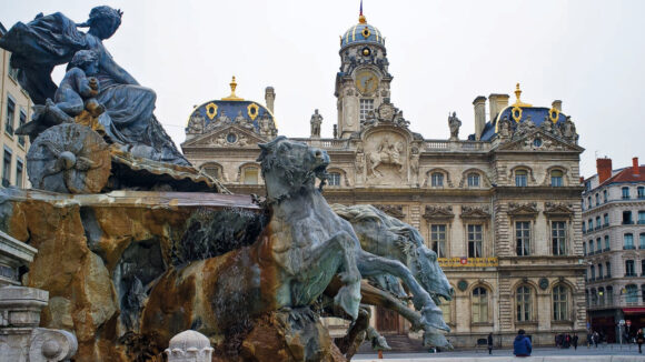 L’hôtel de ville de Lyon vu de la place des Terreaux © Tim Douet 2014