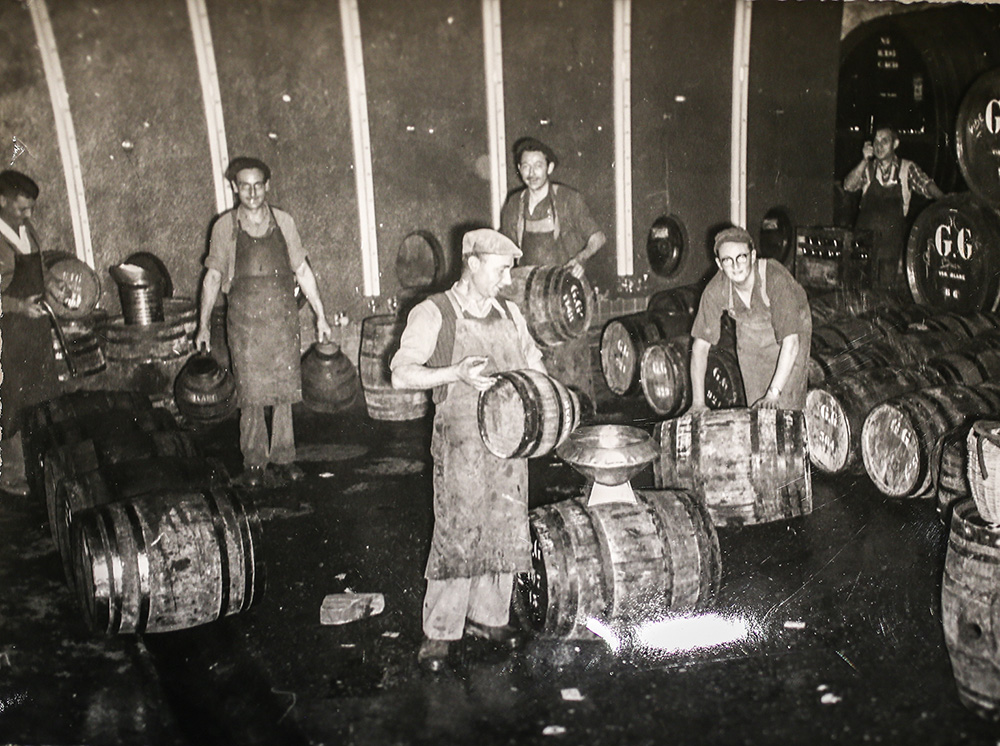 Remplissage des feuilettes et des barils chez Guyot dans les années 1950 © Archives maison Guyot