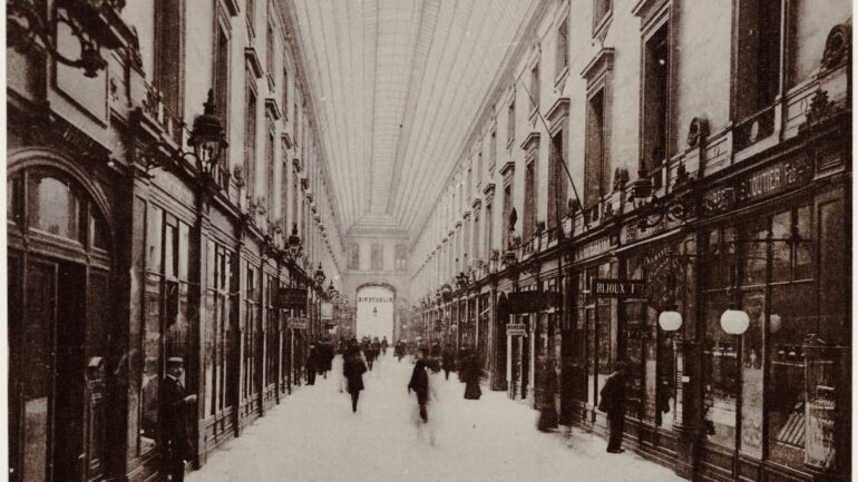 La galerie marchande de l'Hôtel-Dieu au début du XXe siècle © Collection BM de Lyon (P0546 SA 07-12)