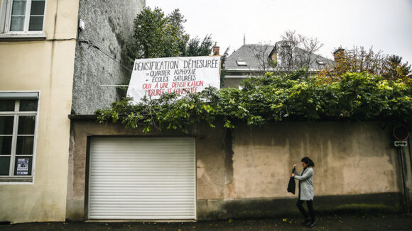 Pancarte critiquant la densification, sur le mur d’une maison à Caluire © Antoine Merlet