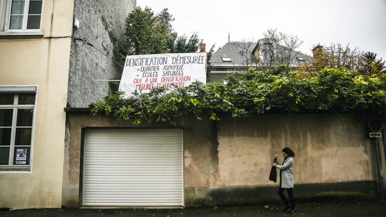 Pancarte critiquant la densification, sur le mur d’une maison à Caluire © Antoine Merlet