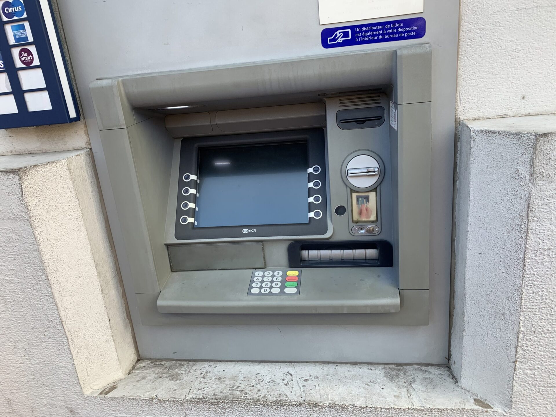 Sud De Lyon Ils Arrachent Le Distributeur De Billets Mais Le Perdent En Route Lyon Capitale