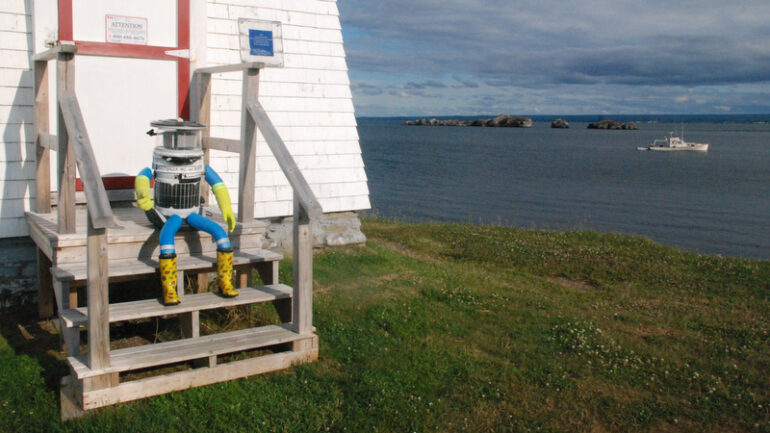 Le robot Hitchbot à l’origine du spectacle “Killing Robots” de Linda Blanchet © Smith & Zeller