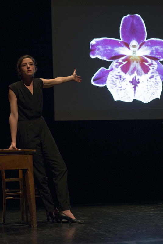 Sofia Teillet discourant “de la sexualité des orchidées” © Camille Bondon