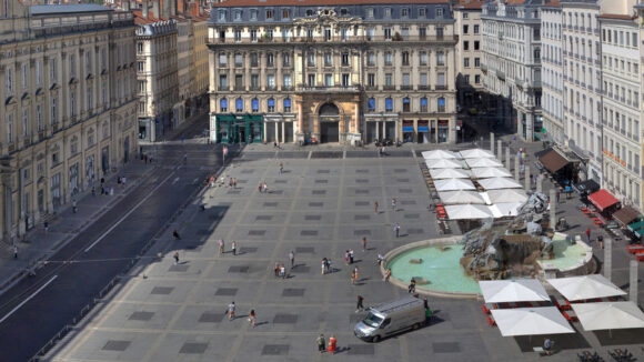 La place et au fond l’entrée de la galerie des Terreaux © Tim Douet