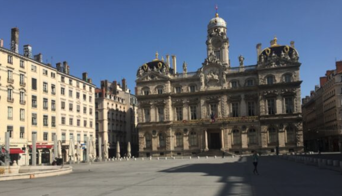 confinement à Lyon durant le coronavirus COVID-19. Les Terreaux vides