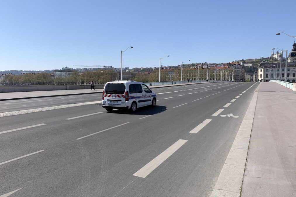 Voiture de police municipale sur le pont de la Guillotière à Lyon